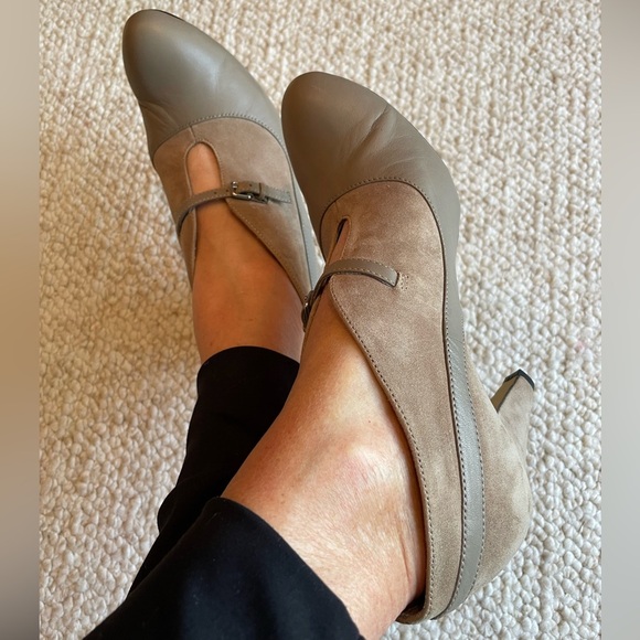 Bella Vita Taupe on Taupe Heeled Shootie - Picture 1 of 7